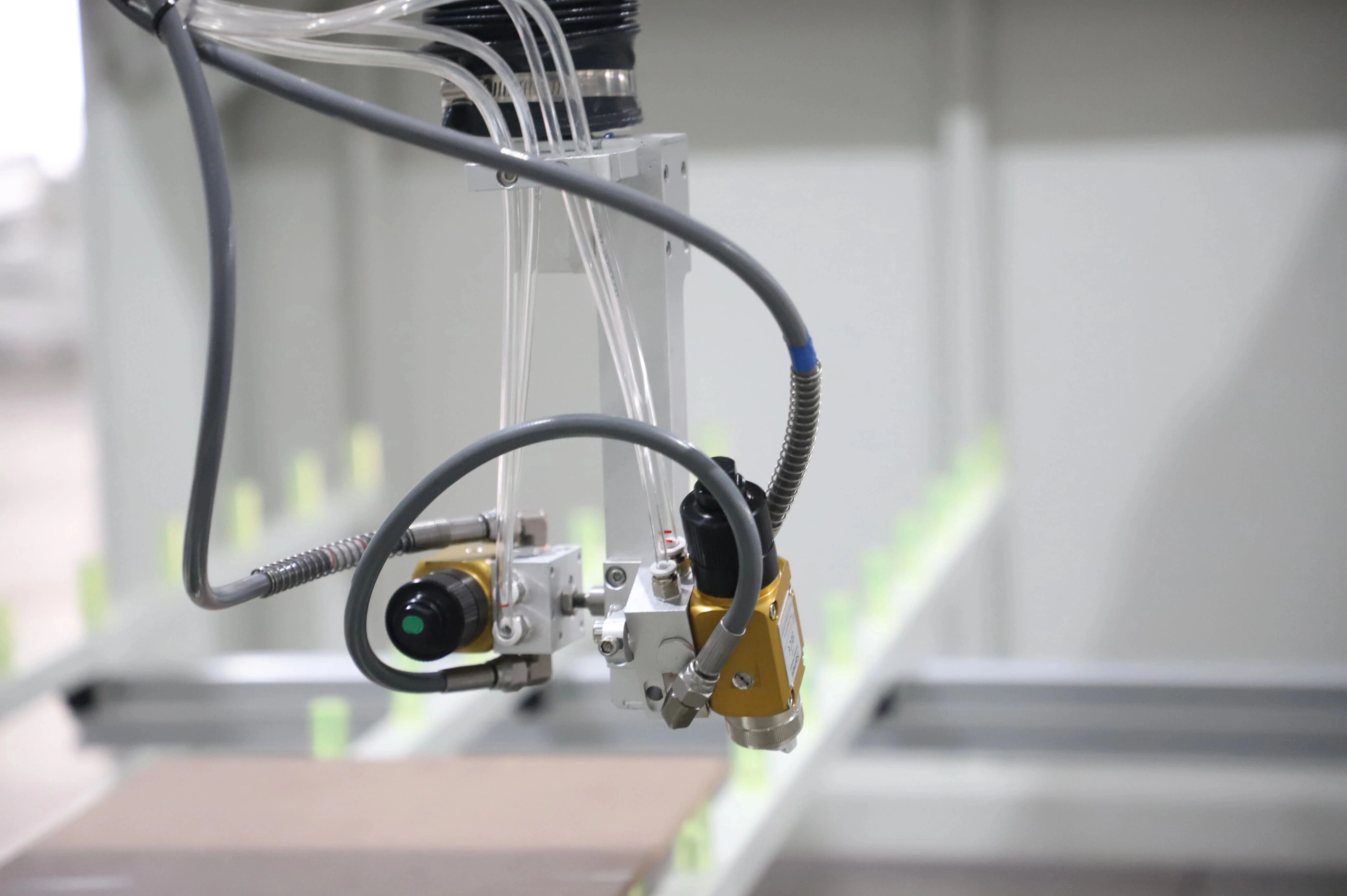 Automatic spray gun used for controlled furniture coating